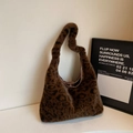Sac à épaule en fausse fourrure léopard avec texture pelucheuse et forme triangulaire - Marron