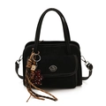 Retro zwarte crossbodytas met matte afwerking, metalen draaisluiting en beer-hanger - Met Hanger / Zwart