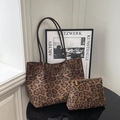 Set borsa tote con stampa leopardata con pochette coordinata e manici marroni eleganti - Senza Ciondolo / Marrone