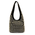 Bolso cubo de cuero sintético negro con detalles de perlas blancas y correa de hombro - Negro