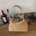 Minimalistische Hobo-Tasche aus camelfarbenem Wildleder mit schmalem Schultergurt - Khaki