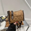 Bolso bandolera marrón con textura mate, acolchado de diamantes, remaches y cierre de metal - Marrón