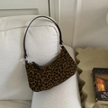 Detailansicht der Retro-Hobo-Tasche mit Leopardenmuster und braunem Lederriemen - Leopardenmuster