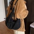 Minimalistische zwarte geplooide crossbodytas met grote capaciteit en zachte stof - Zwart