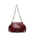 Dunkelrote gesteppte Schultertasche aus glänzendem Vintage-Leder mit goldener Kette - Burgunderrot
