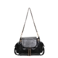 Klassische schwarze Stepptasche mit goldener Kette und glänzendem Öl-Wachs-Leder-Finish - Schwarz