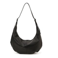 Große schwarze Hobo-Tasche mit eleganter Kieselmaserung und breitem Schulterriemen - Schwarz