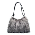 Elegante borsa a spalla in ecopelliccia grigio fumo con tracolla nera annodata per l'inverno - Nero