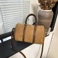 Braune matte Retro-Boston-Tasche mit dunklen Henkeln und verstellbarem Schultergurt - Braun