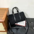 Detail der schwarzen Boston-Tasche aus Wildlederimitat mit goldenen Metallakzenten - Schwarz