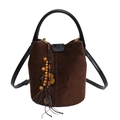 Bolso saco de ante marrón oscuro con asa de cuero negro y detalle de borla floral - Marrón