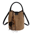 Bolso saco vintage de gamuza marrón con asa negra y adornos de estilo étnico - Caqui