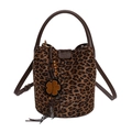 Bolso saco vintage con estampado de leopardo, textura de ante y colgantes florales - Estampado de leopardo