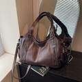 Borsa tote capiente marrone scuro con doppie cerniere e finitura in ecopelle martellata - caffè