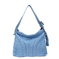 Detail der blauen Denim-Hobo-Tasche mit Vintage-Waschung und verstellbarem breitem Gurt - Hellblau