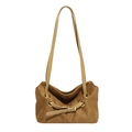 Retro Schultertasche aus braunem Wildleder mit Ösen und Schnalle auf weißem Hintergrund - Braun