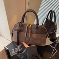 Grande borsa tote trapuntata marrone scuro con doppi manici e finiture dorate - caffè