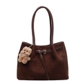 Retro Braune Wildleder-Einkaufstasche für Damen mit Bärenanhänger und Schnallendetail - Mit Anhänger / Kaffeebraun