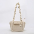 Bolso bandolera de pelo sintético crema con elegante correa de cuero fruncido - Albaricoque