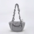 Bolso de hombro de felpa gris claro con asa de piel sintética plisada y solapa magnética - Gris