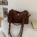 Borsa Boston in pelle scamosciata testa di moro con doppia zip su divano bianco - Grande / Marrone