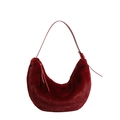 Sac hobo en fausse fourrure bordeaux avec bandoulière en cuir pour un style élégant - Rouge