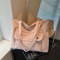 Bolso tote de lona rosa claro con bolsillo frontal con solapa y asas suaves de mano - Rosa