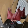 Vintage bordeauxrote Dumpling-Tasche mit silbernen Ösendetails und Schultergurt - Rot