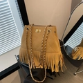 Borsa a secchiello in camoscio marrone chiaro con nappe, cuciture a rombi e catena oro - Cachi