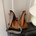 Borsa tote in camoscio opaco marrone con tracolla larga a righe bianche e nere - Marrone