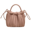 Modische rosa Beuteltasche mit vertikalen Falten und rundem Griff im minimalistischen Stil - Rosa