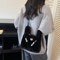 Borsa alla moda in pelliccia sintetica nera con fibbie in argento e consistenza morbida - Nero