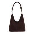 Dunkelbraune Retro Hobo Tasche mit schicken Holzperlen am Riemen vor weißem Grund - Braun
