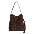 Bucket Bag mit Leopardenmuster in Dunkelbraun mit verstellbarem Schulterriemen aus Leder - Leopardenbraun