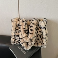Grande borsa shopper in peluche con stampa leopardata e doppi manici per l'inverno - Cachi