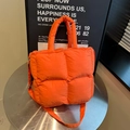 Sac à main matelassé orange vif avec poignées et bandoulière dans un style minimaliste - Orange