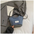 Mini-Beuteltasche aus blauem Denim mit schwarzem Leder-Patchwork und Trageriemen - Schwarz ohne Anhänger