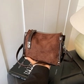 Dunkelbraune gesteppte Wildledertasche mit silbernem Verschluss und Metallnieten - Braun