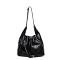 Borsa a secchiello vintage nera stile biker in ecopelle lucida con dettagli metallici - Nero