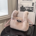 Elegante borsa a mano in peluche rosa tenue con fibbia in metallo e tracolla sottile - Rosa (Senza Ciondolo)