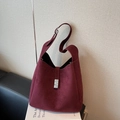Weinrote Wildleder-Beuteltasche mit silberner Schnalle und integriertem Schultergurt - Fuchsie