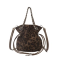 Bucket-Bag mit Leopardenmuster, silbernem Kettenhenkel und Umhängeriemen auf weißem Grund - Braun