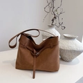 Sac fourre-tout en cuir mat marron avec sangles décoratives et boucle en métal - Marron