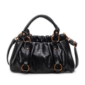 Glanzende zwarte Boston tas met plooien en antiek bronzen details en klinknagels - Zwart