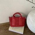 Bolso tipo cubo rojo de gamuza y cuero liso con asas en un diseño vintage minimalista - Rojo Sisi