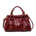 Donkerrode retro plooihandtas met glanzende afwerking en gouden ringen als crossbodytas - Bordeauxrood