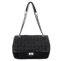Gesteppte Jeans-Schultertasche mit silberner Kette und Drehverschluss auf weißem Hintergrund - Schwarz