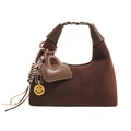 Bolso media luna de ante marrón con colgante de corazón y etiqueta de sonrisa - Con Colgante / Marrón