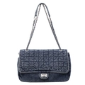 Dunkelblaue Denim Schultertasche mit Steppmuster, Silberkette und Metall-Drehverschluss - Hellblau