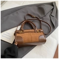 Borsa Boston retrò in pelle marrone con cuciture in camoscio e dettagli in metallo dorato - Marrone (Senza Ciondolo)